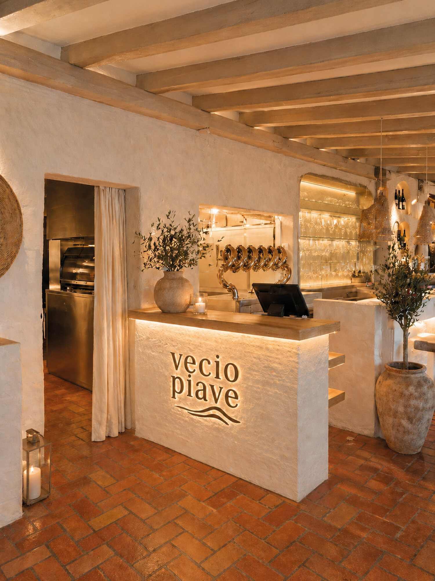 Il bancone d’ingresso del Vecio Piave con il logo retroilluminato